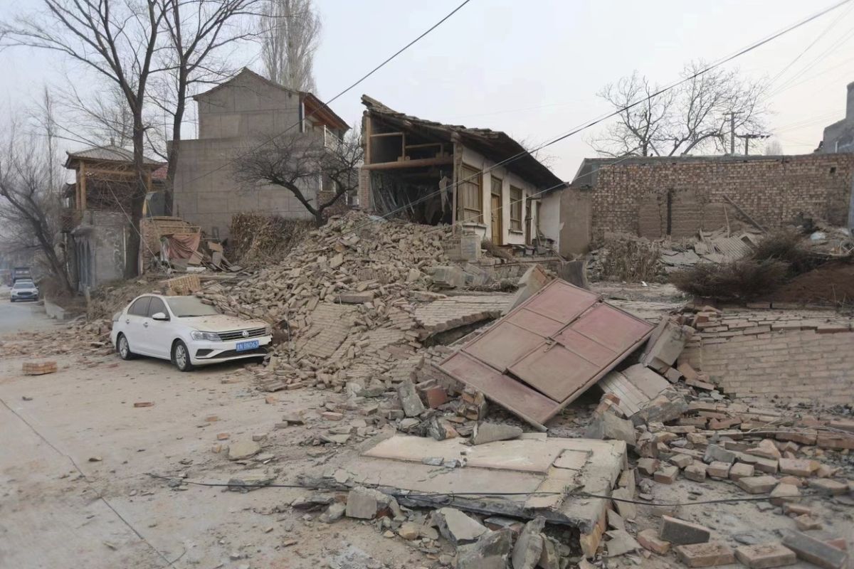 Peste 100 de persoane au murit în urma unui cutremur, în China. Operațiunile de salvare, îngreunate de temperaturile scăzute