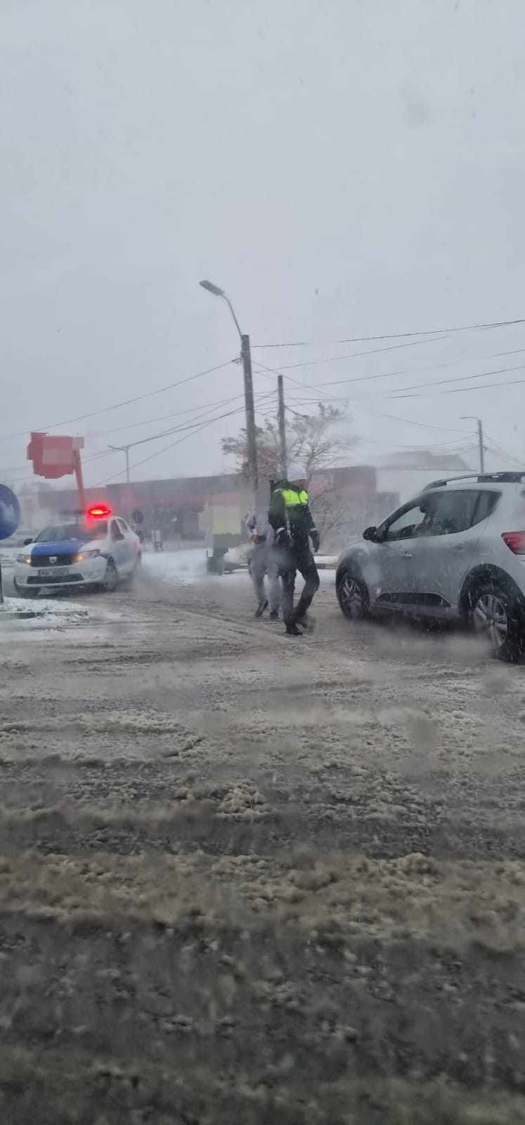 Viscolul și ninsorile au provocat haos în mai multe județe. Sute de localități fără curent, în timp ce orașul Constanța a rămas fără apă potabilă timp de cinci ore