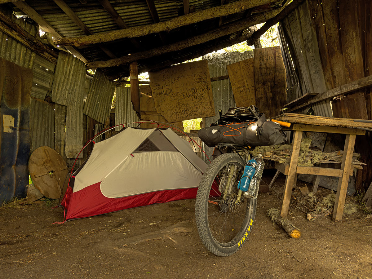 Experiențele lui Denis Săvescu, românul care a pedalat 15.000 de kilometri prin trei continente: „Când am văzut ce munți sunt, efectiv m-au luat toate emoțiile”