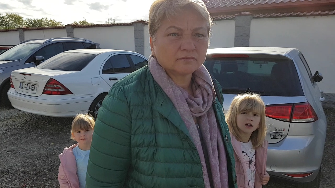 VIDEO / Reporterul Libertatea a fost duminică la Mănăstirea Ghighiu și a vorbit cu oamenii care au venit să se roage. Credincioși la slujbă, necredincioși cu referendumul!