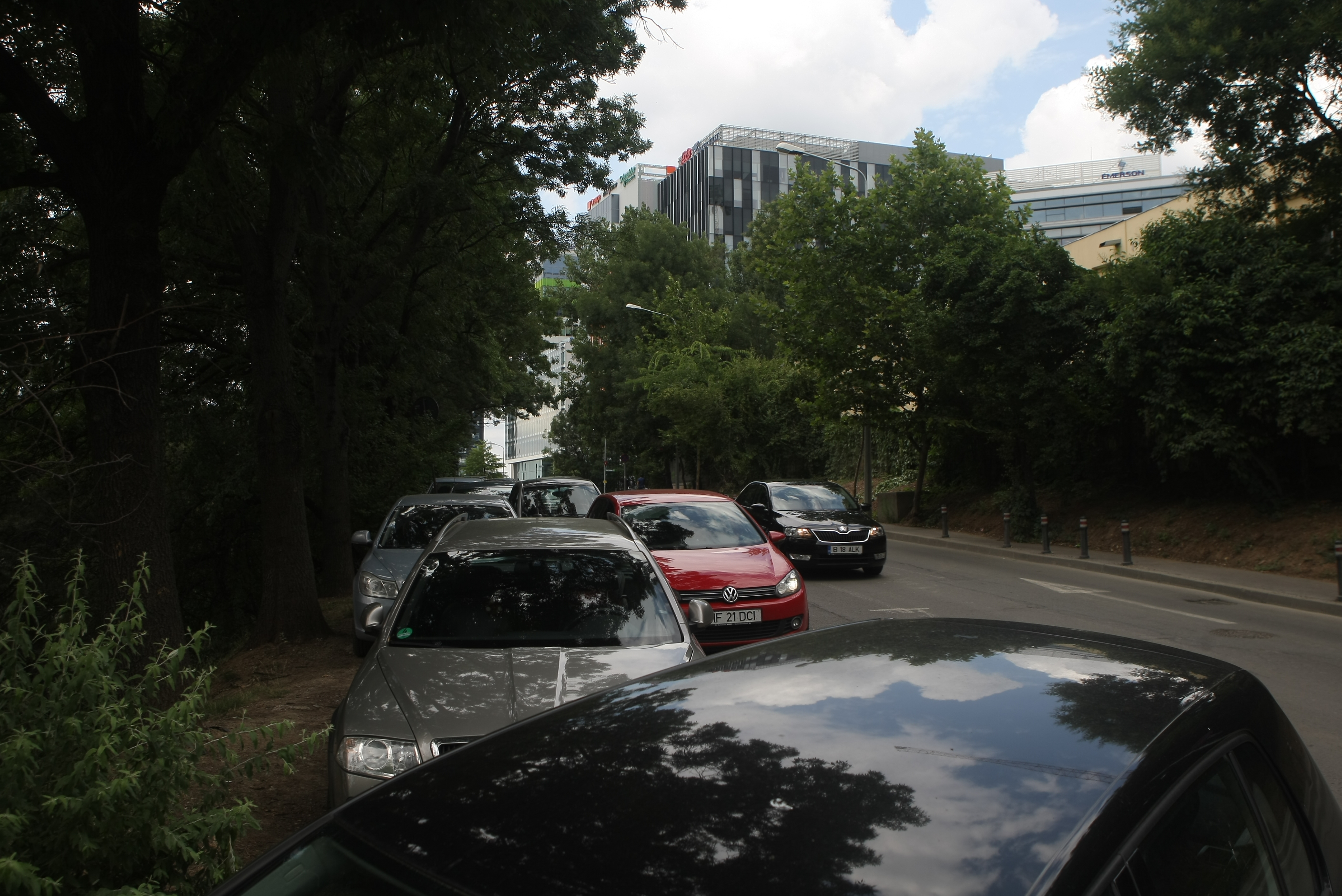 #salvatipipera | Noi măsuri în urma campaniei Libertatea: Primăria Sectorului 2 a montat garduri pentru a împiedica parcarea ilegală pe str. Gara Herăstrău