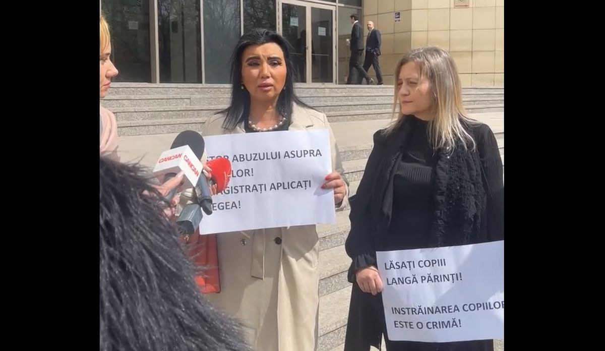 Adriana Bahmuțeanu, protest în mijlocul străzii: „Stop abuzului”. A mers în fața Tribunalului București alături de o vedetă și de o prietenă