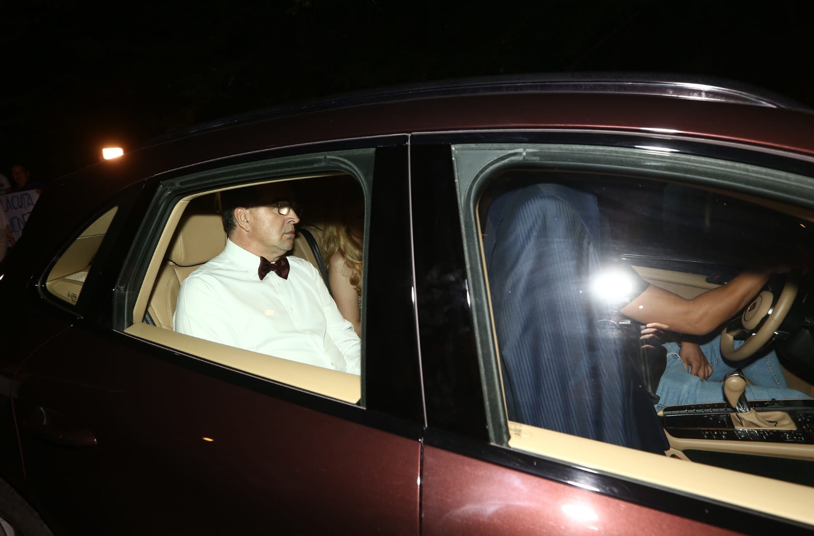FOTO. Ministrul Muncii, Lia Olguța Vasilescu, în rochie argintie, cu umărul gol, la nunta fiului lui Dragnea
