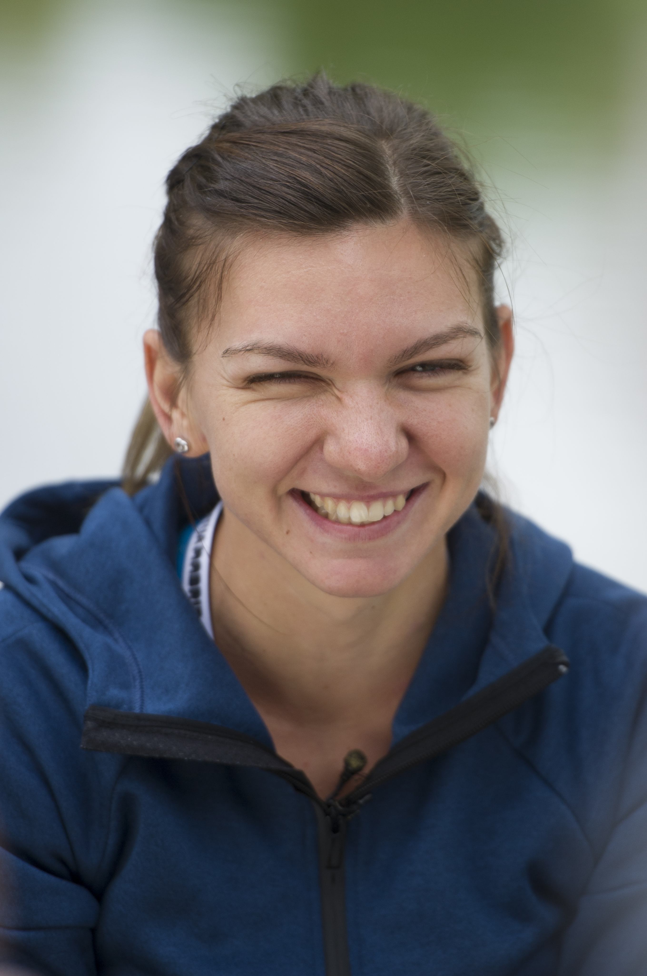 Simona Halep a jucat tenis de masă şi s-a uitat cruciş din spatele ochelarilor la Madrid / GALERIE FOTO şi VIDEO