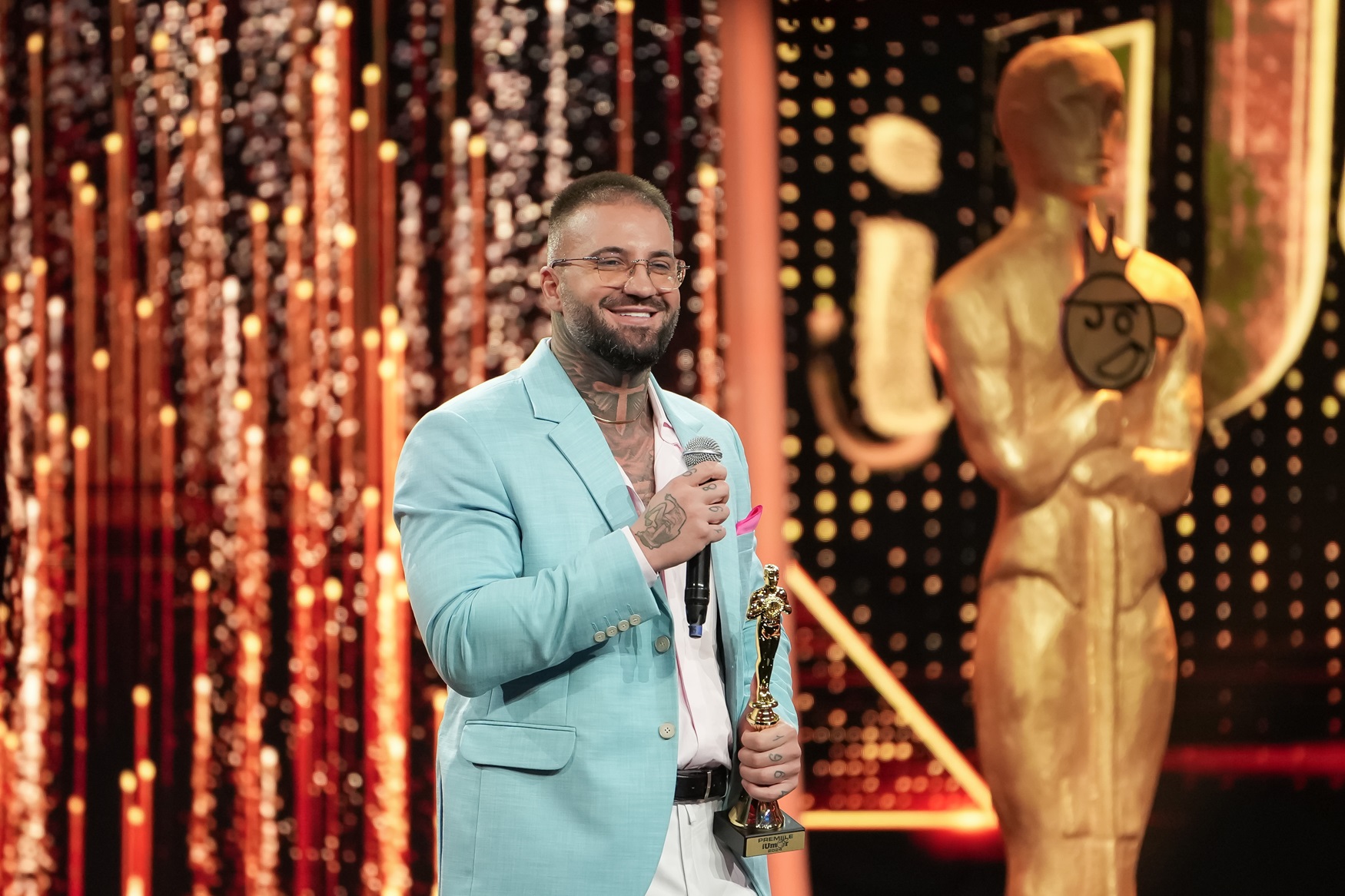 Mihai Bendeac a dat moda! Un prezentator de la Antena 1 a venit îmbrăcat în fustă pe scena de la iUmor