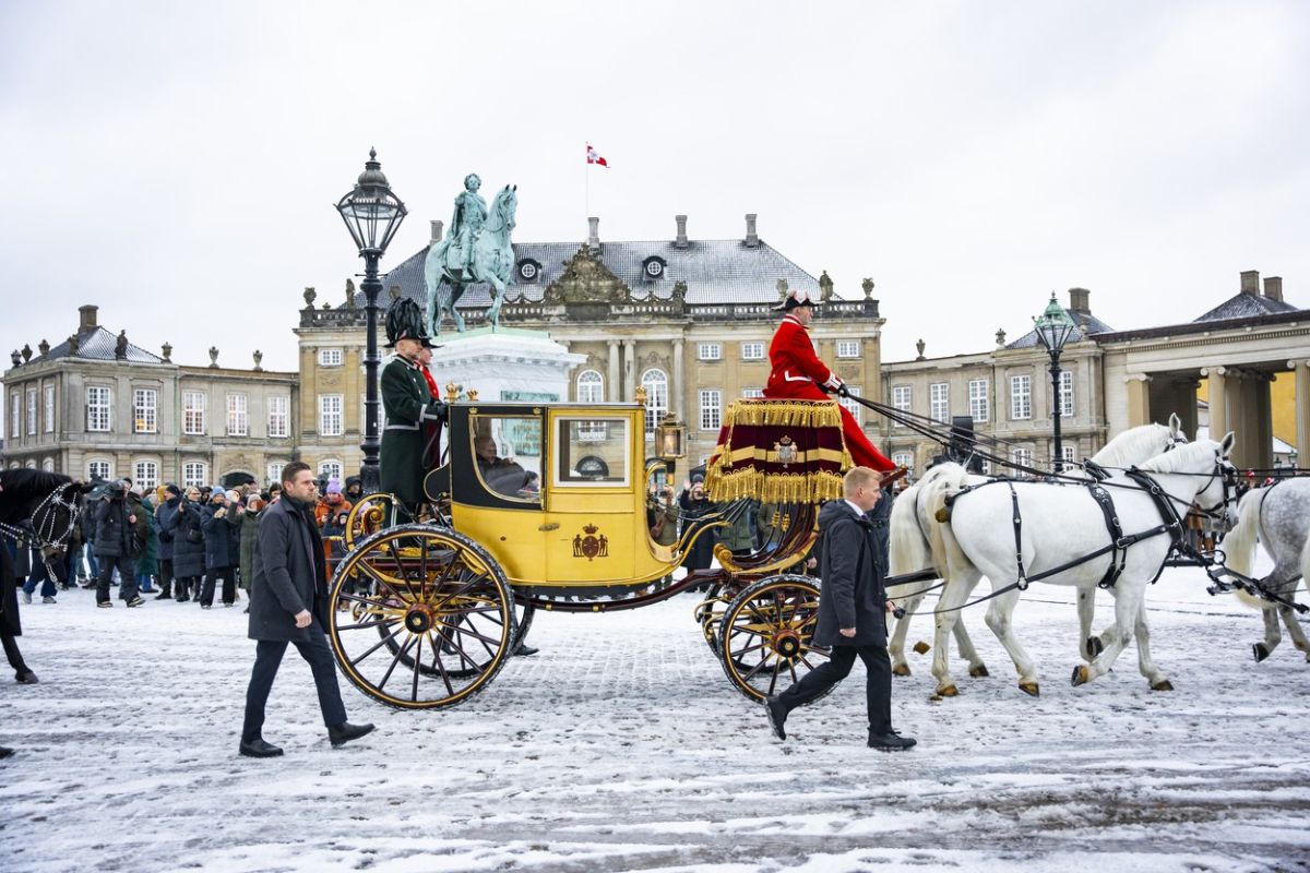 Regina Margrethe a II-a a Danemarcei a făcut, în plin ger, ultima plimbare cu trăsura prin Copenhaga, în calitate de suverană