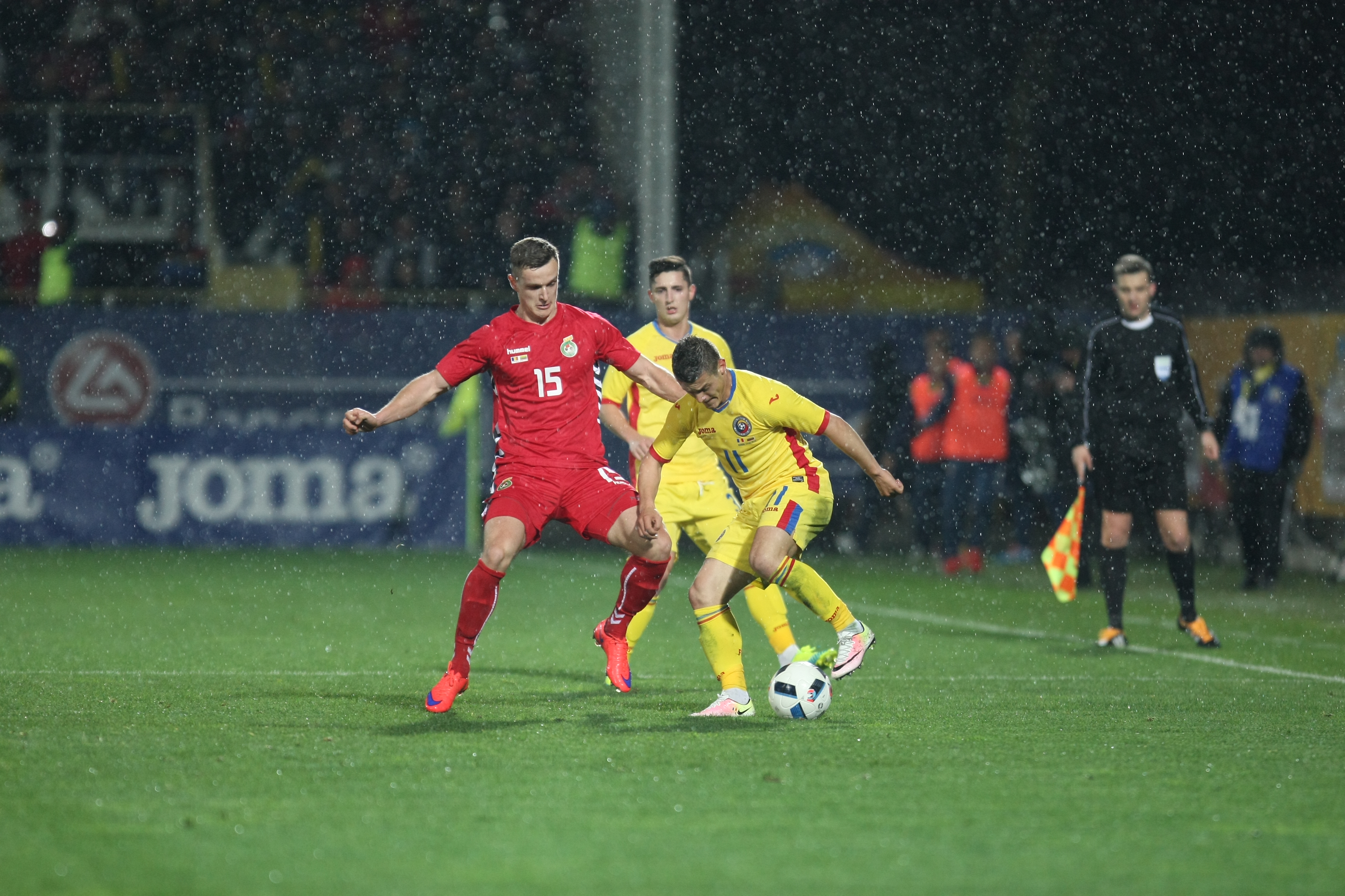 România - Lituania 1-0. Puiule, el e Dumnezeul tău! Selecționerul a pupat icoane, fiind salvat de debutantul Nicușor Stanciu, un jucător despre care spunea că nu l-a impresionat în tricoul Stelei!
