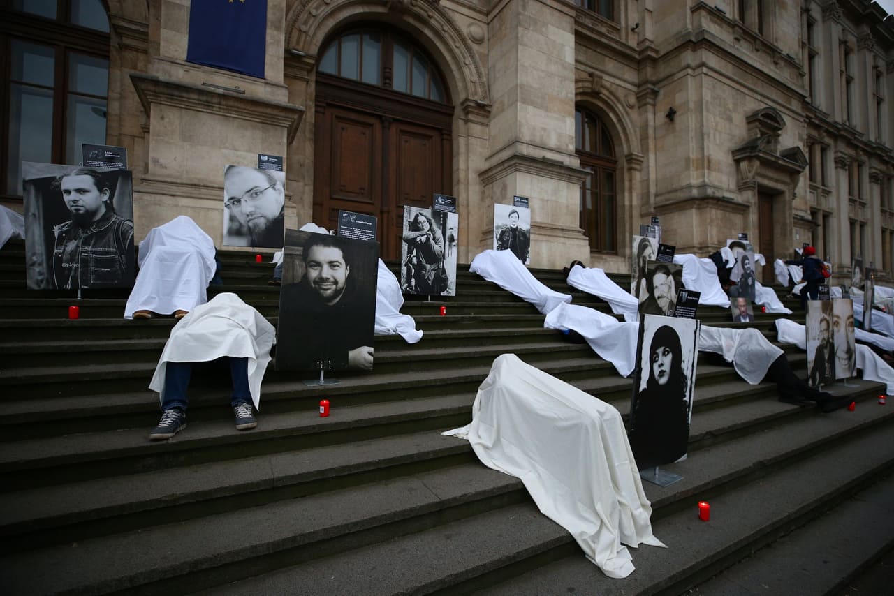 Protest la Curtea de Apel: rudele victimelor din Colectiv, acoperite cu cearșafuri albe, lângă fotografiile cu cei dragi