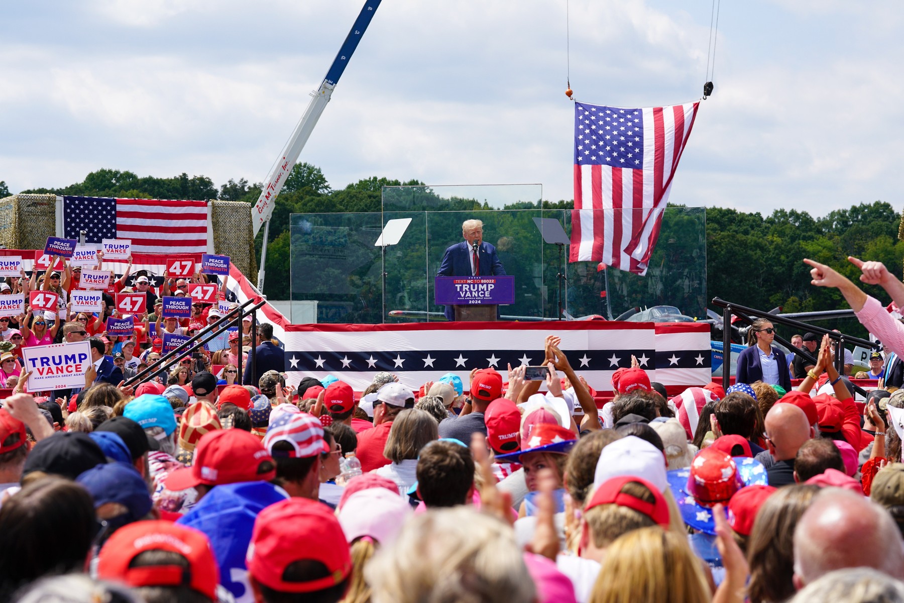 Donald Trump a ținut primul miting în aer liber după tentativa de asasinat. A vorbit înconjurat de panouri de sticlă antiglonț