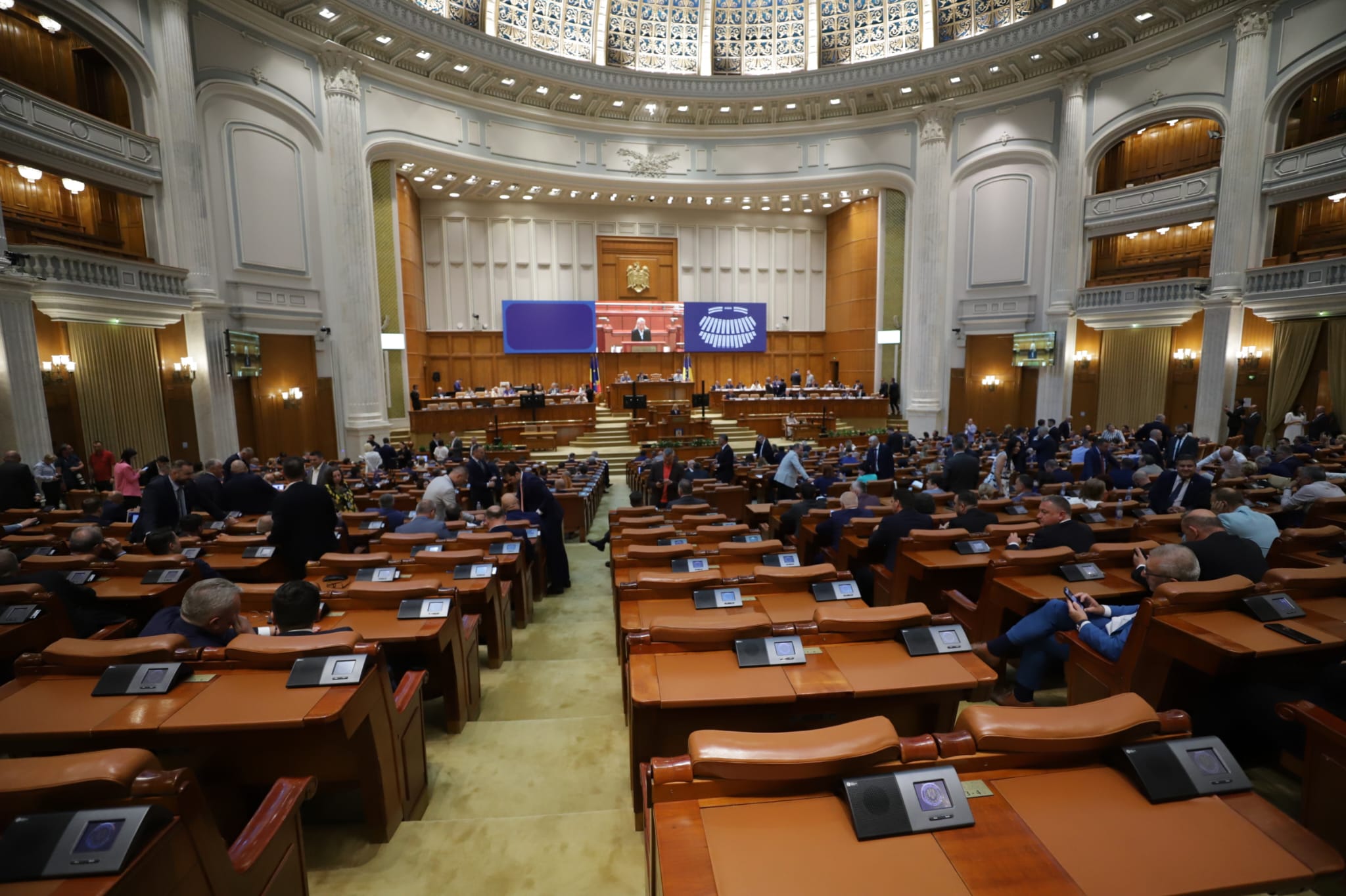 Cronica unei moțiuni de cenzură ratate: bancuri, plictiseală și clinciuri. Opoziția a bifat cel mai umilitor vot din ultimii 16 ani