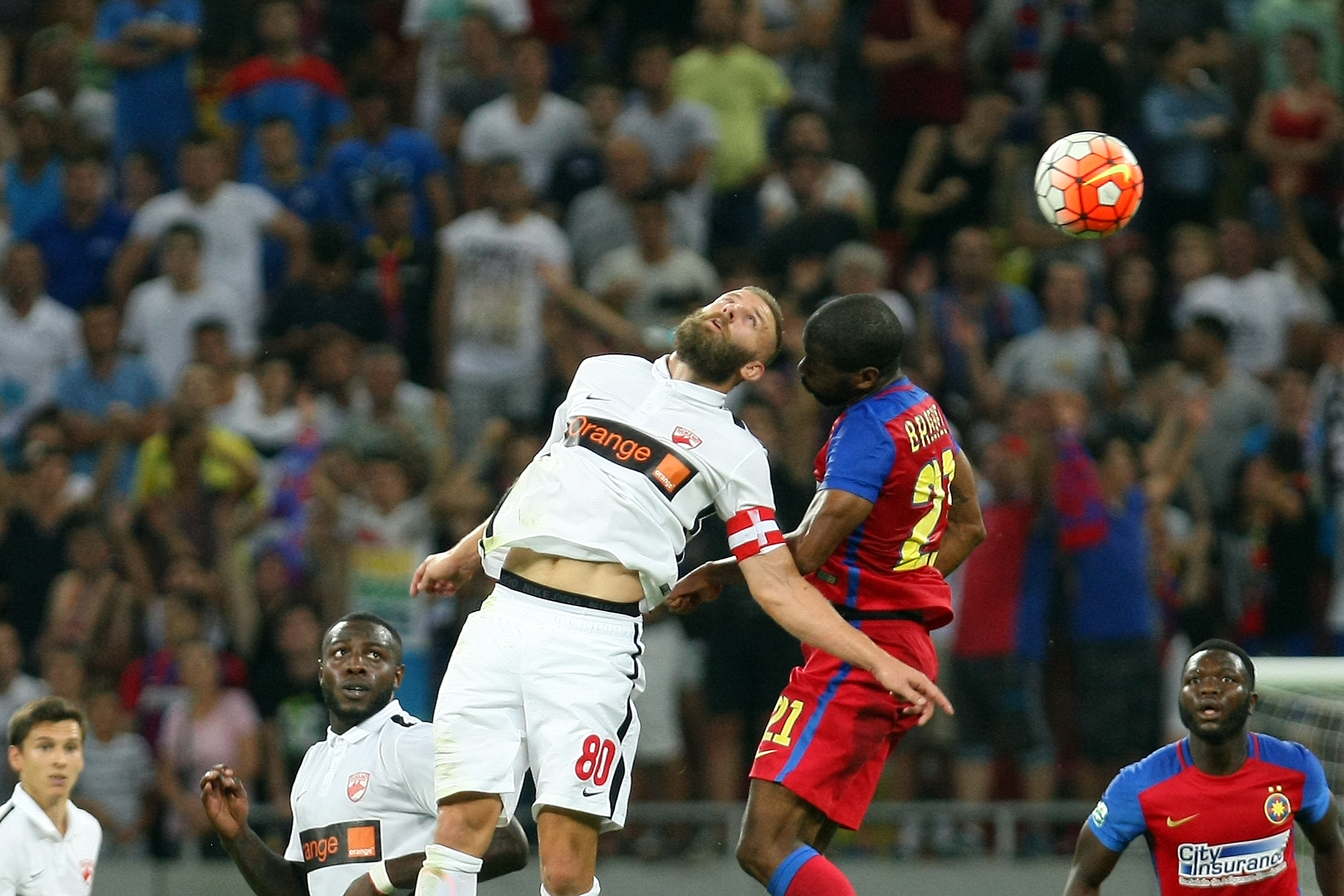 STEAUA - DINAMO 0-0. Derby bun, intens, dar nul! Meciul a început cu o reclamă la unguente contra reumatismului!