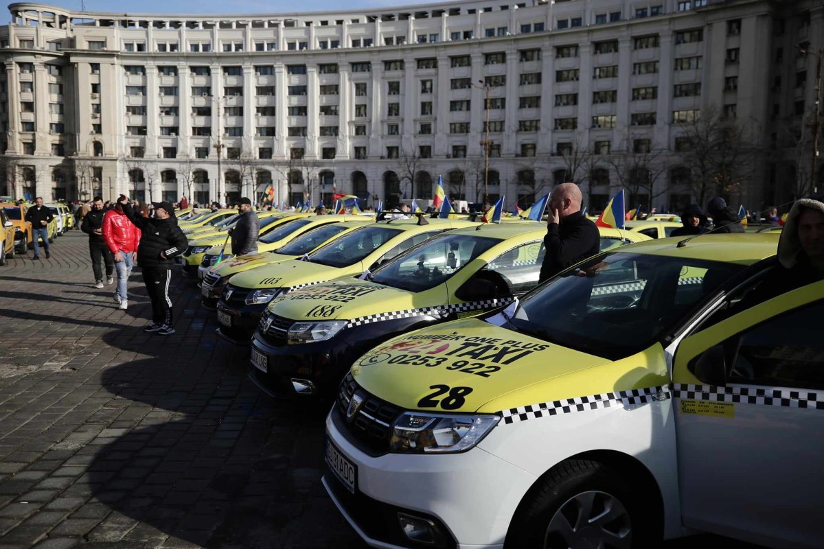Sute de taximetrişti au protestat din nou în Piaţa Constituţiei. Ce revendicări au avut
