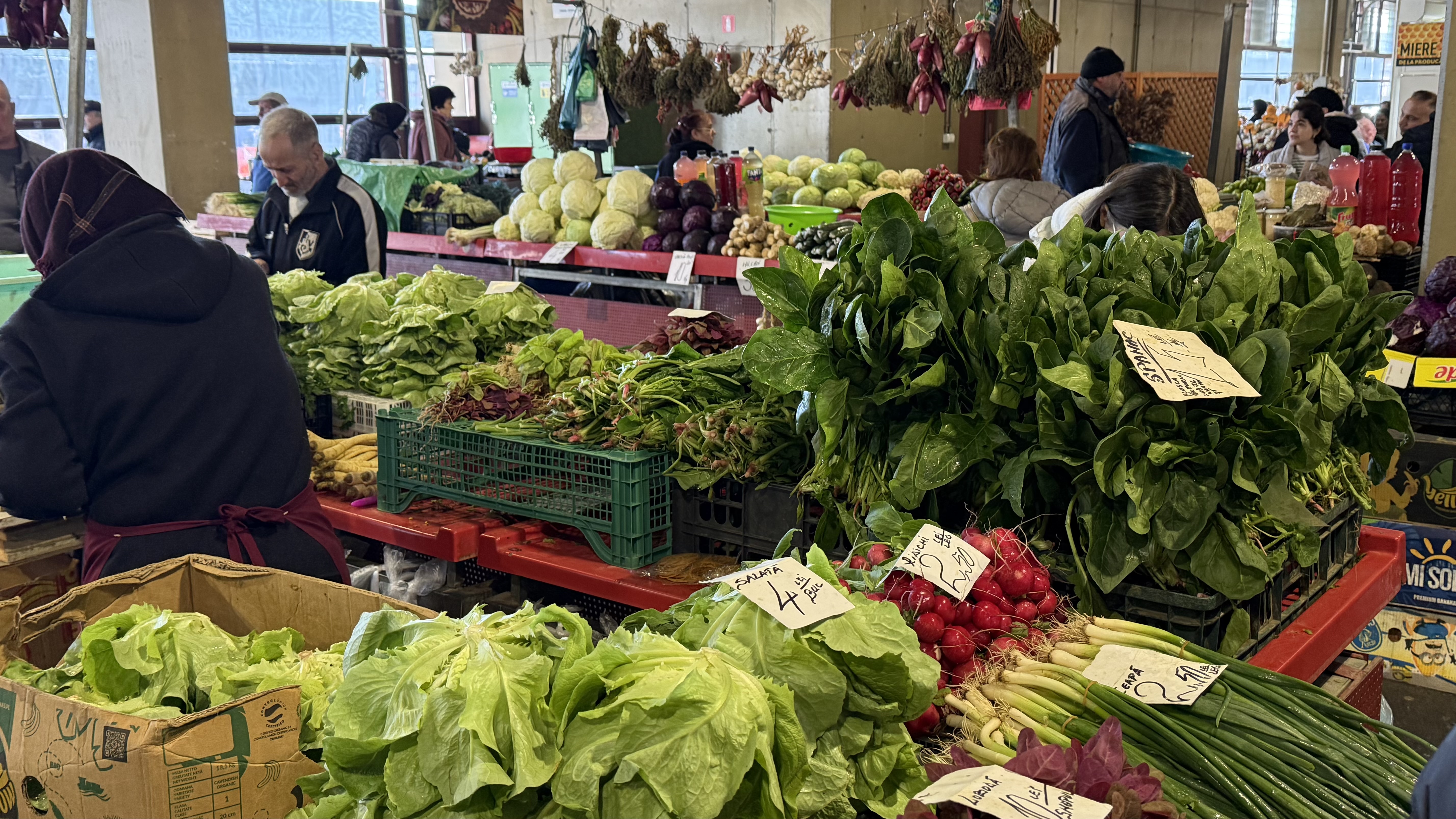 Urzicile au ajuns să bată carnea de vită: prețuri de lux în piețele din București pentru legumele de primăvară