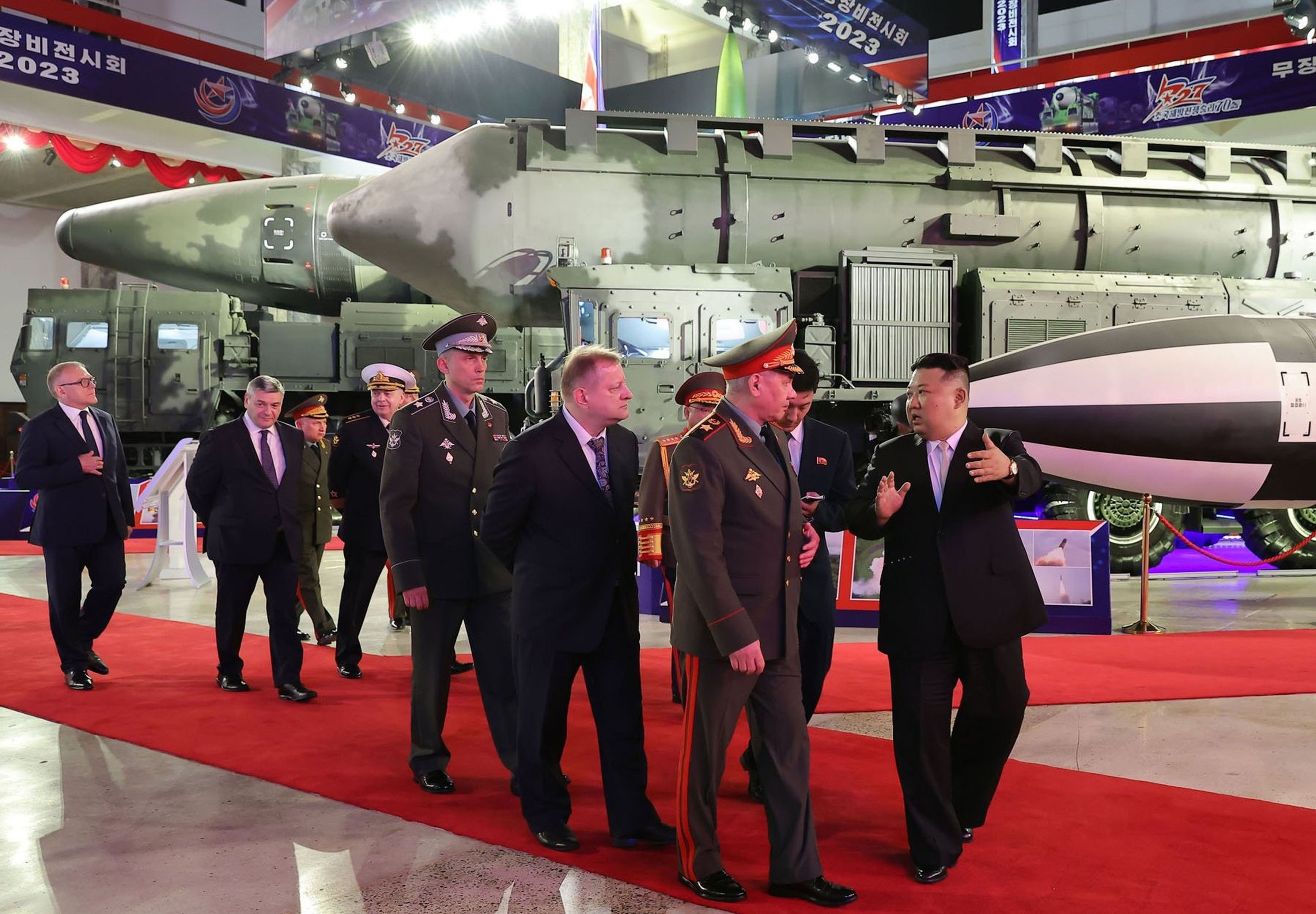 Kim Jong-un l-a dus pe Șoigu la o expoziție de armament, unde i-a arătat rachetele balistice interzise