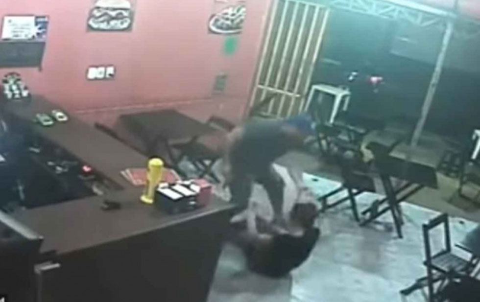 Un polițist brazilian a luat-o la bătaie pe proprietara unui restaurant pentru că i-a greșit sosul pentru hamburger | FOTO