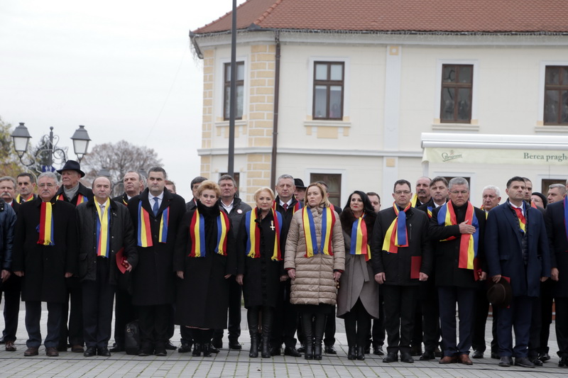 FOTO. Viorica Dăncilă participă la parada de Ziua Naţională de la Focşani, alături de mai mulţi miniştri