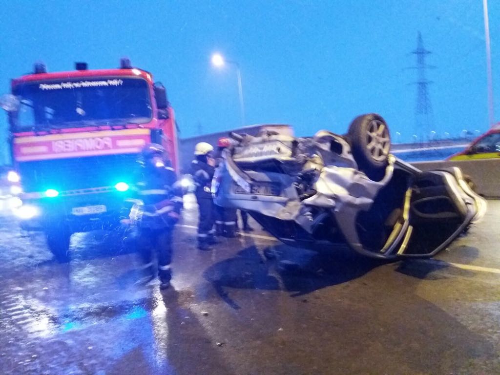 Doi răniți grav, după ce mașina în care se aflau s-a rostogolit pe şosea din cauza vitezei excesive