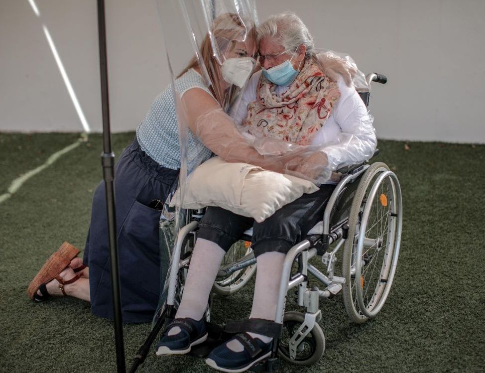 Săptămâna în imagini | O îmbrățișare în ciuda pandemiei, conflictul dintre doi giganți militari și lăcustele care au invadat mai multe țări