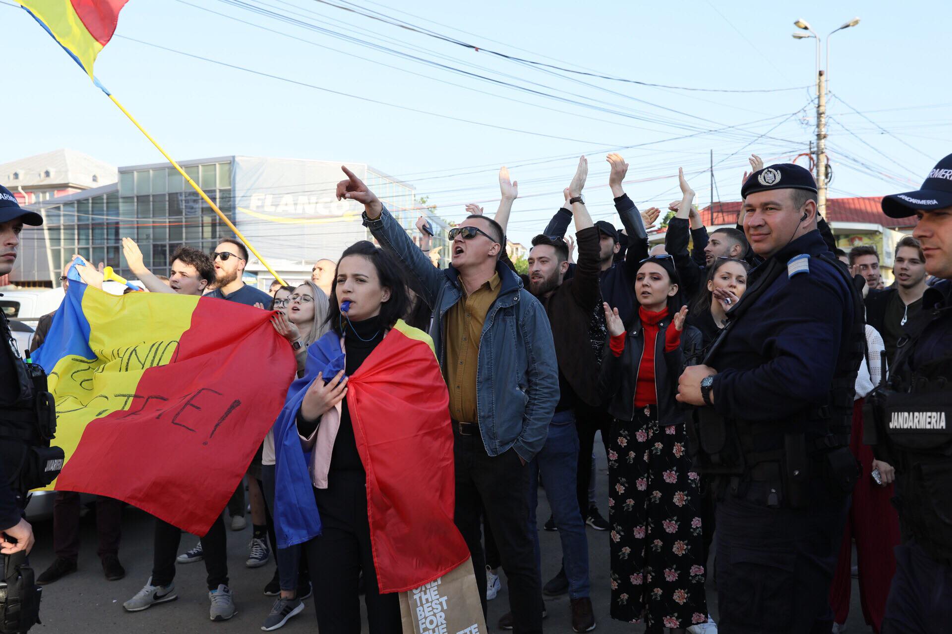 GALERIE FOTO | Mitingul de la Iași în imagini. Cum s-au comportat, joi, cele două tabere pro și anti PSD