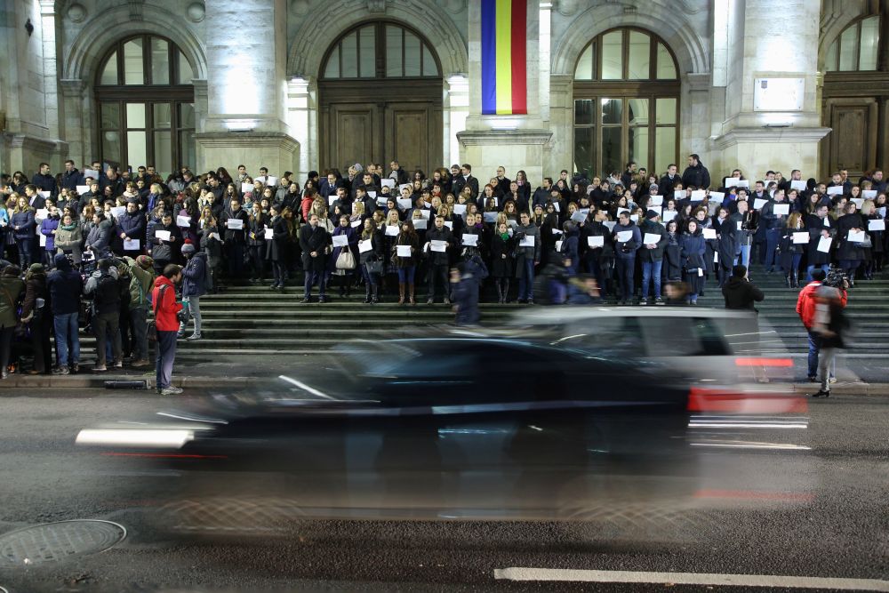 FOTO&VIDEO/ Sute de magistrați au protestat la Curtea de Apel București