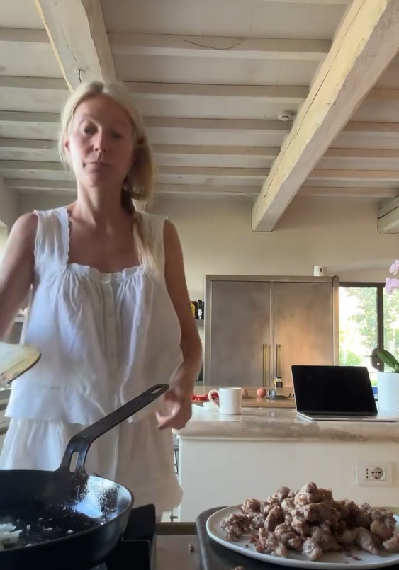 Actrița de 52 de ani și-a uimit fanii. A gătit topless „micul dejun al iubitului” și a postat clipul video pe internet