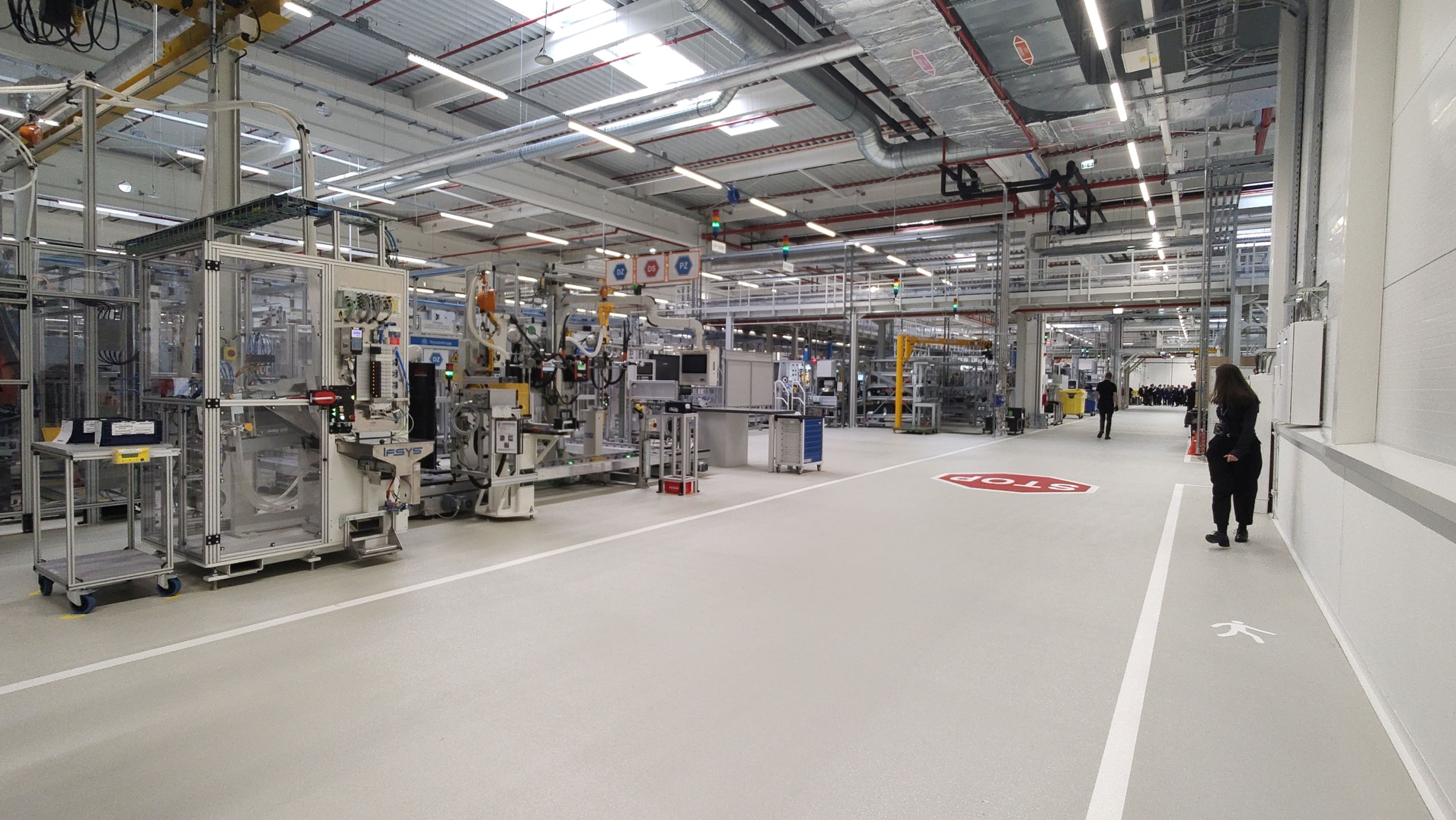 500 de locuri de muncă la noua linie de producție Mercedes-Benz de la Sebeș. A costat peste 100 de milioane de euro și este destinată exclusiv diviziei electrice