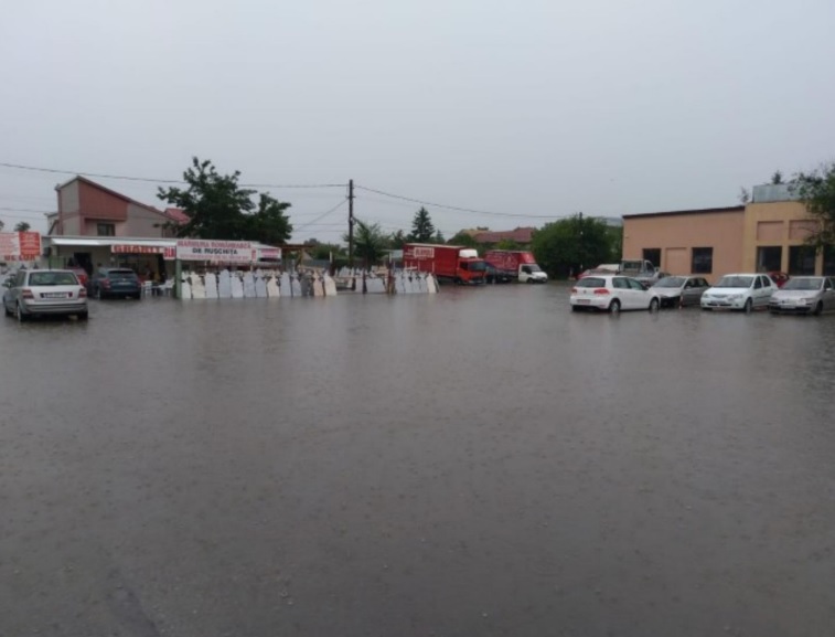 Inundații grave în mai multe județe din țară, după ploile torențiale. Sute de oameni sunt izolați din cauza viiturilor