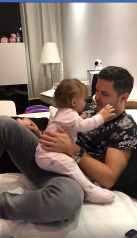 Liviu Vârciu e topit lângă fetița lui. Cum au fost filmați tatăl și fiica |  FOTO & VIDEO
