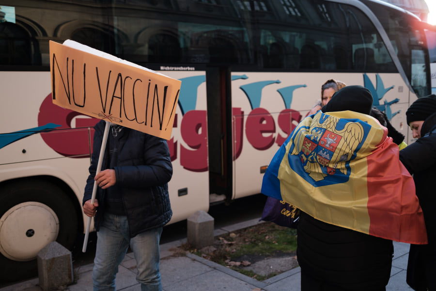 Protest anti-restricții, de Ziua Națională, în București. Sunt câteva sute de persoane în Piața Universității