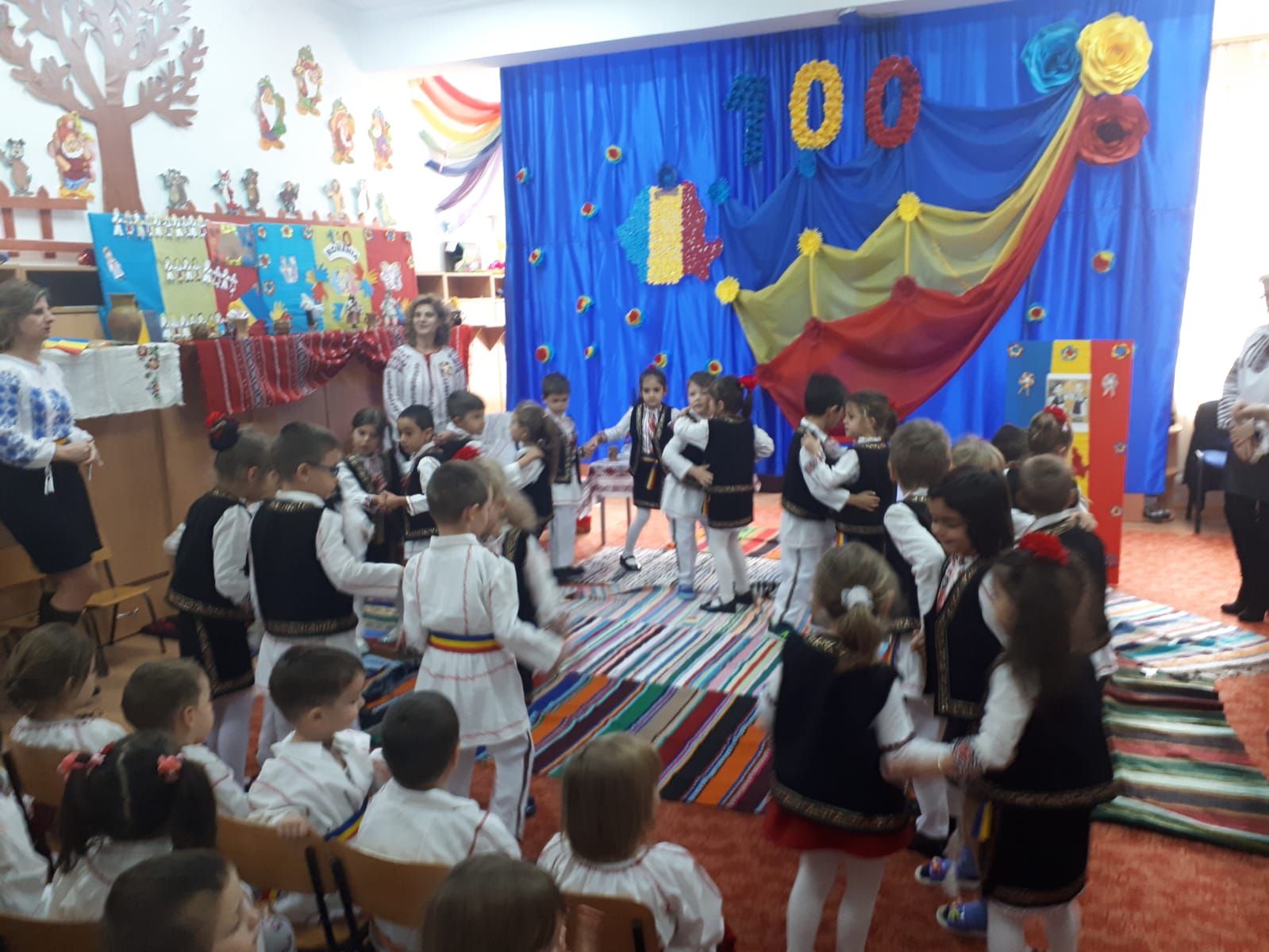 GALERIE FOTO/ Zeci de mii de elevi și cadre didactice din județul Vaslui au îmbrăcat costumele naționale. Mobilizarea a fost fără precedent în istoria județului
