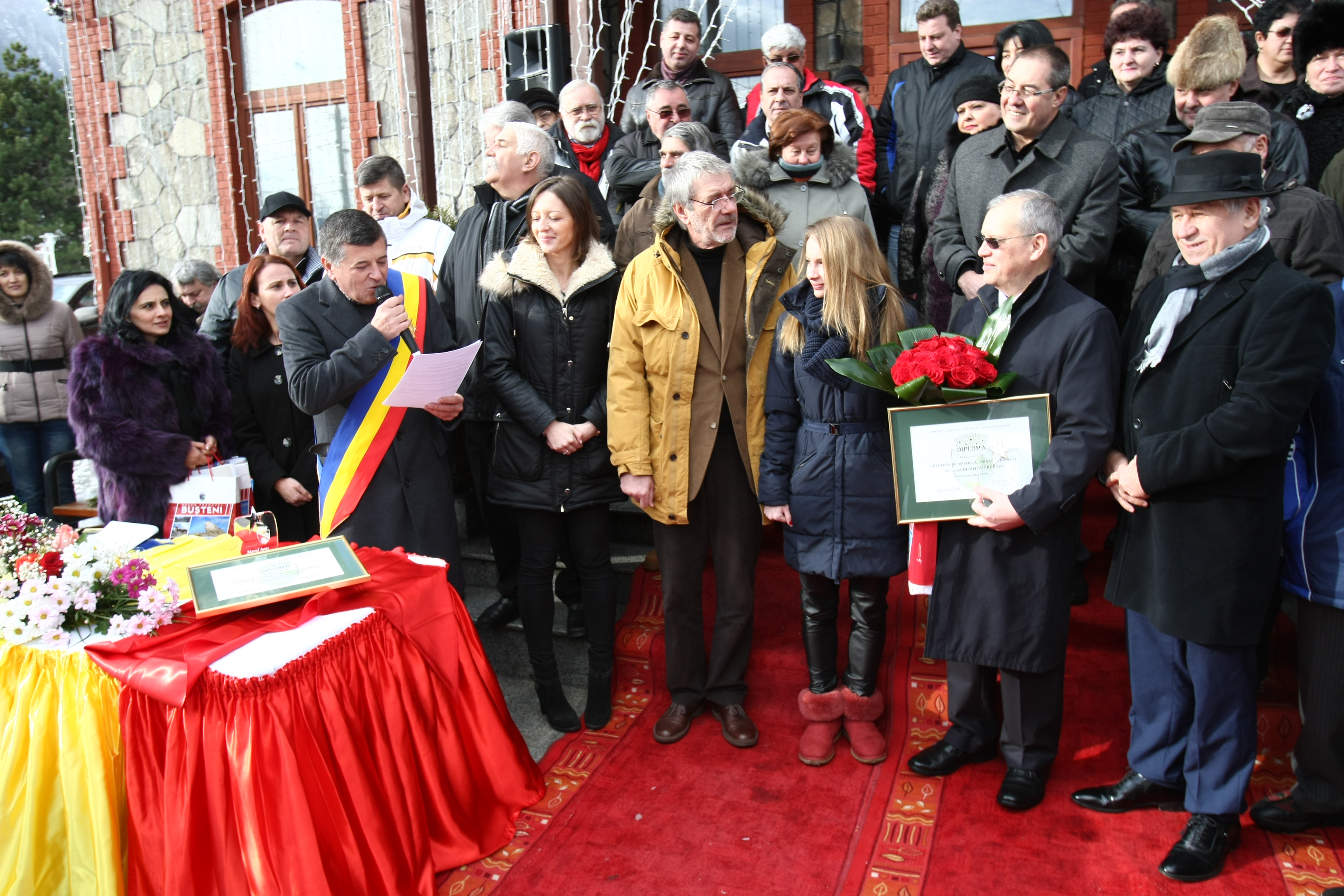 EVENIMENT / Izbaşa şi Brânză au tăiat porcul la Gura Diham / GALERIE FOTO
