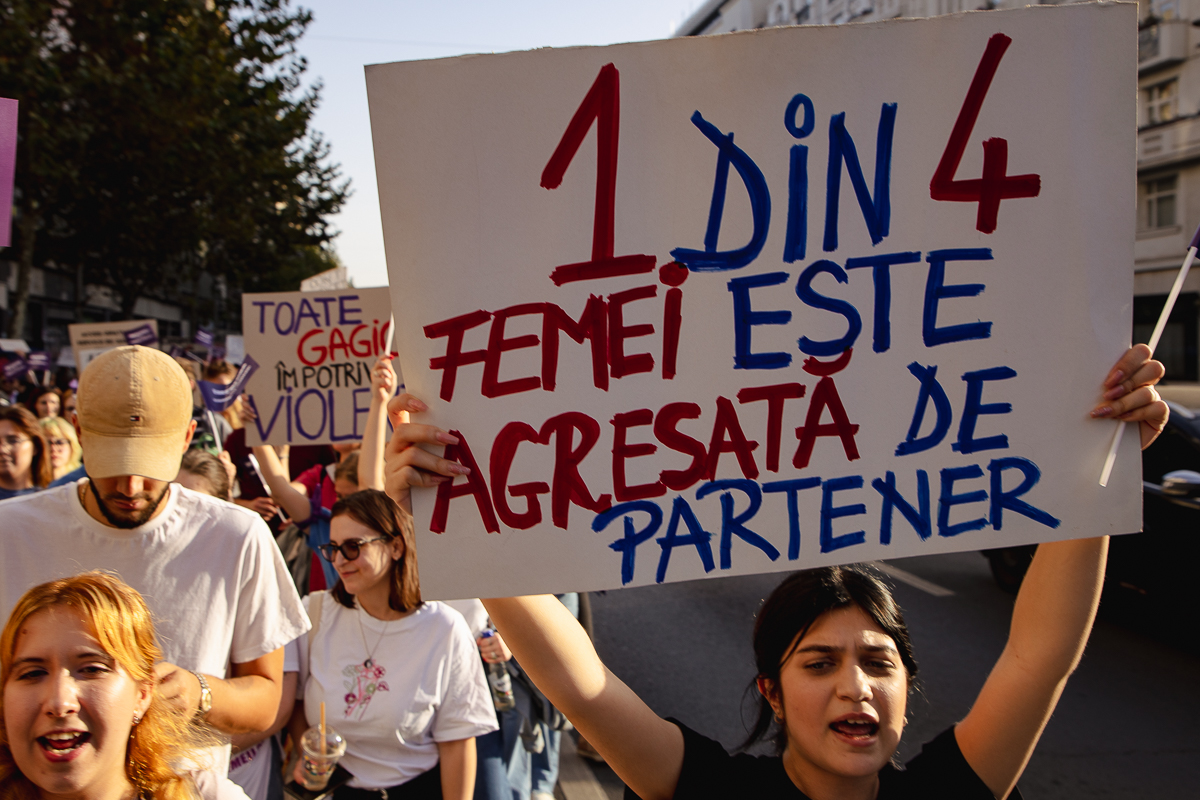 REPORTAJ. De ce au ieșit sute de femei să-și ceară drepturile în stradă: „La mine în sat, violența domestică e regula zilei. Iar poliția nu te ia în serios”