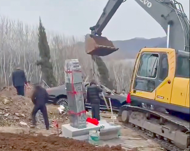 Koporsó helyett a luxusautójában temettek el egy férfit – hátborzongató videó