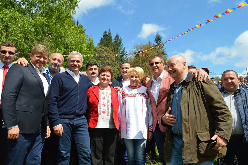 Atunci și Acum: Viorica Dăncilă, campanii pe tocuri, pe ulițele satului și iubitoare a portului tradițional