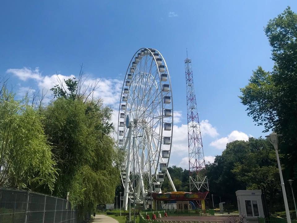 Apocalipsa din Parcul Tei: complexul de distracții abandonat, bănci vandalizate, munți de gunoaie, pontoane devastate. Pericol iminent de tragedii!