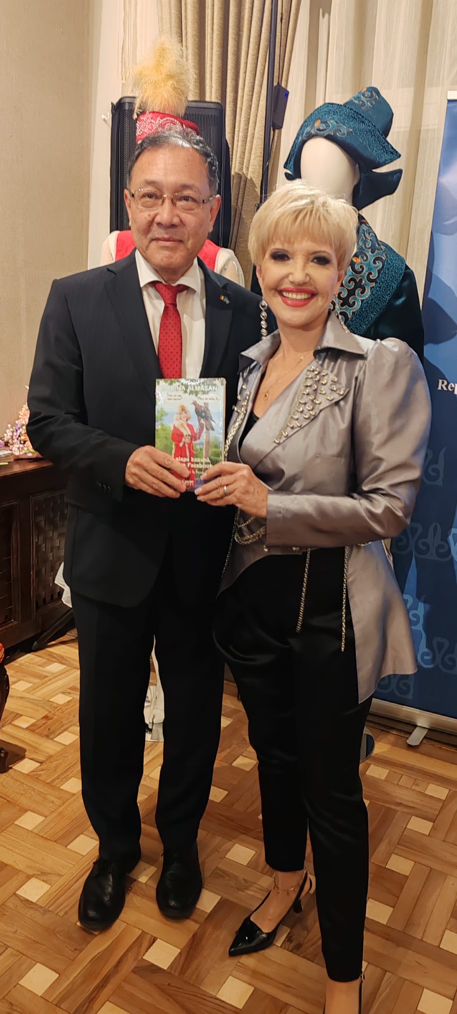 Marina Almășan și-a lansat cea de-a 20-a carte. Imagini cu vedetele care i-au fost aproape: „Mi-au lăudat cartea”
