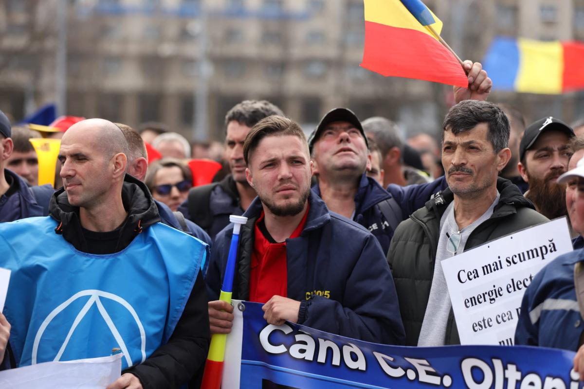 Fanii lui Călin Georgescu au spart barajul la protestul de la Guvern. Bătaie între mineri și jandarmi la finalul manifestației