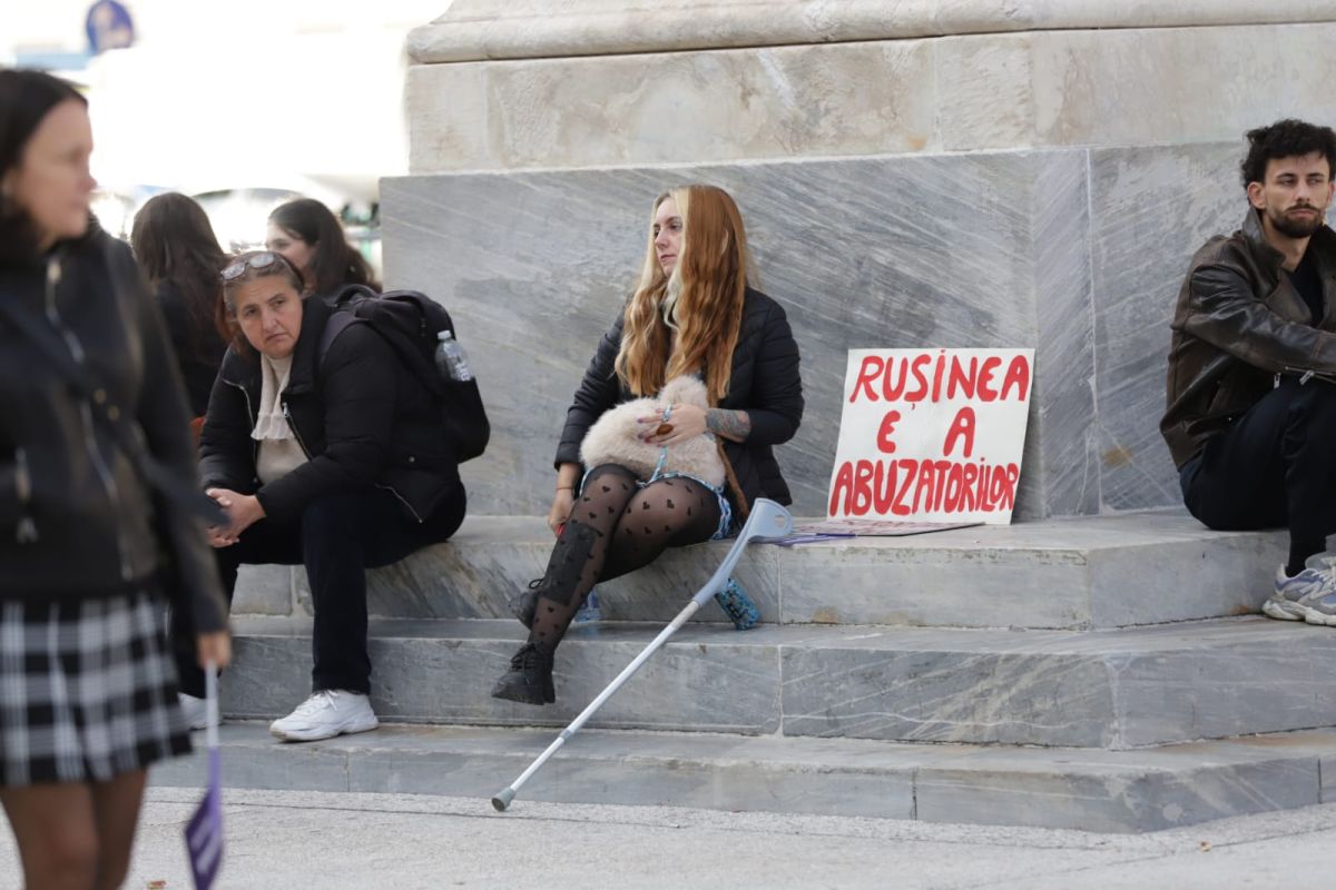 Mii de români cer măsuri împotriva violenței asupra femeilor la București și în alte orașe mari din țară: „Iubirea nu naște violență”