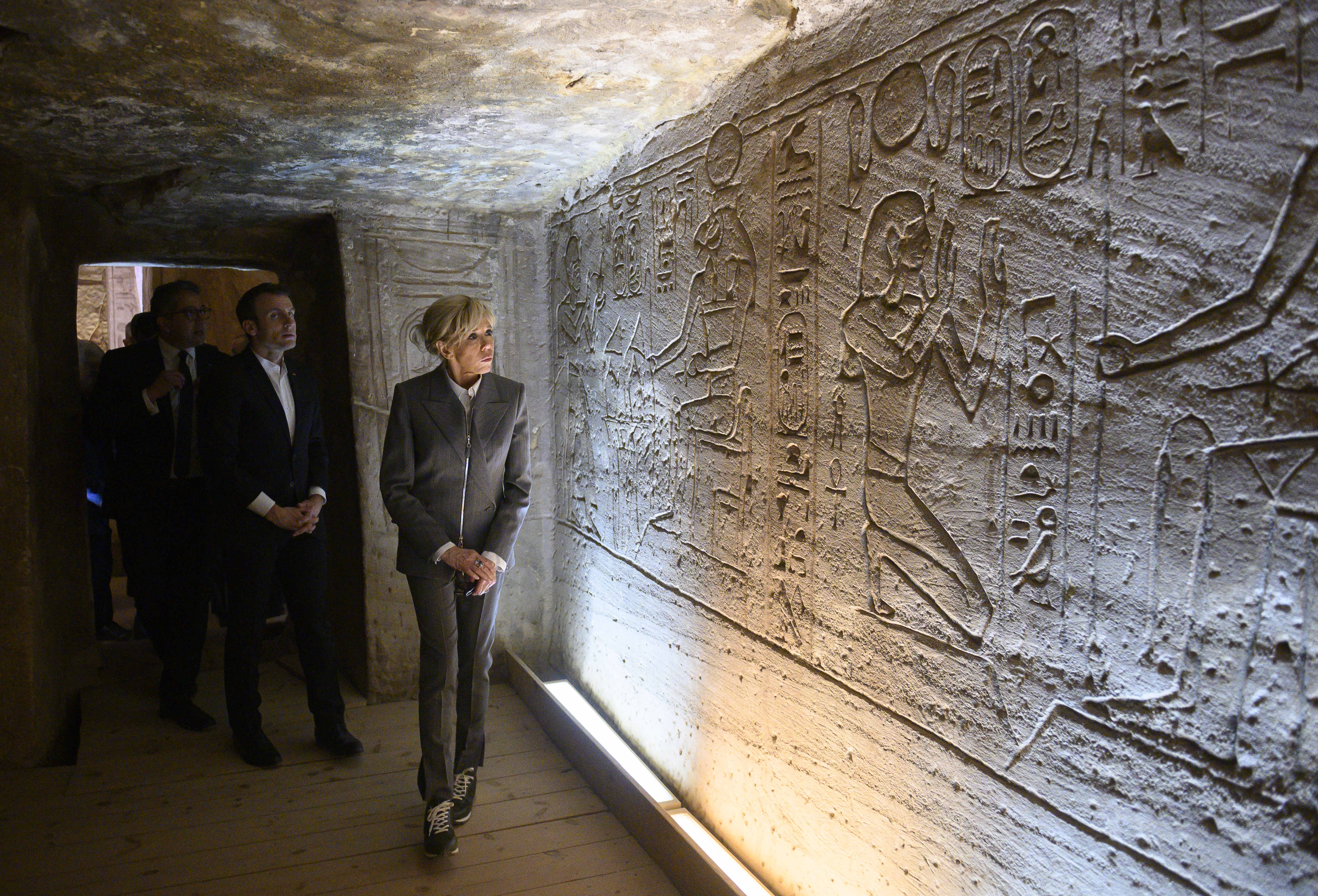 FOTO | Brigitte Macron, apariție neașteptată în timpul vizitei la un templu din Egipt