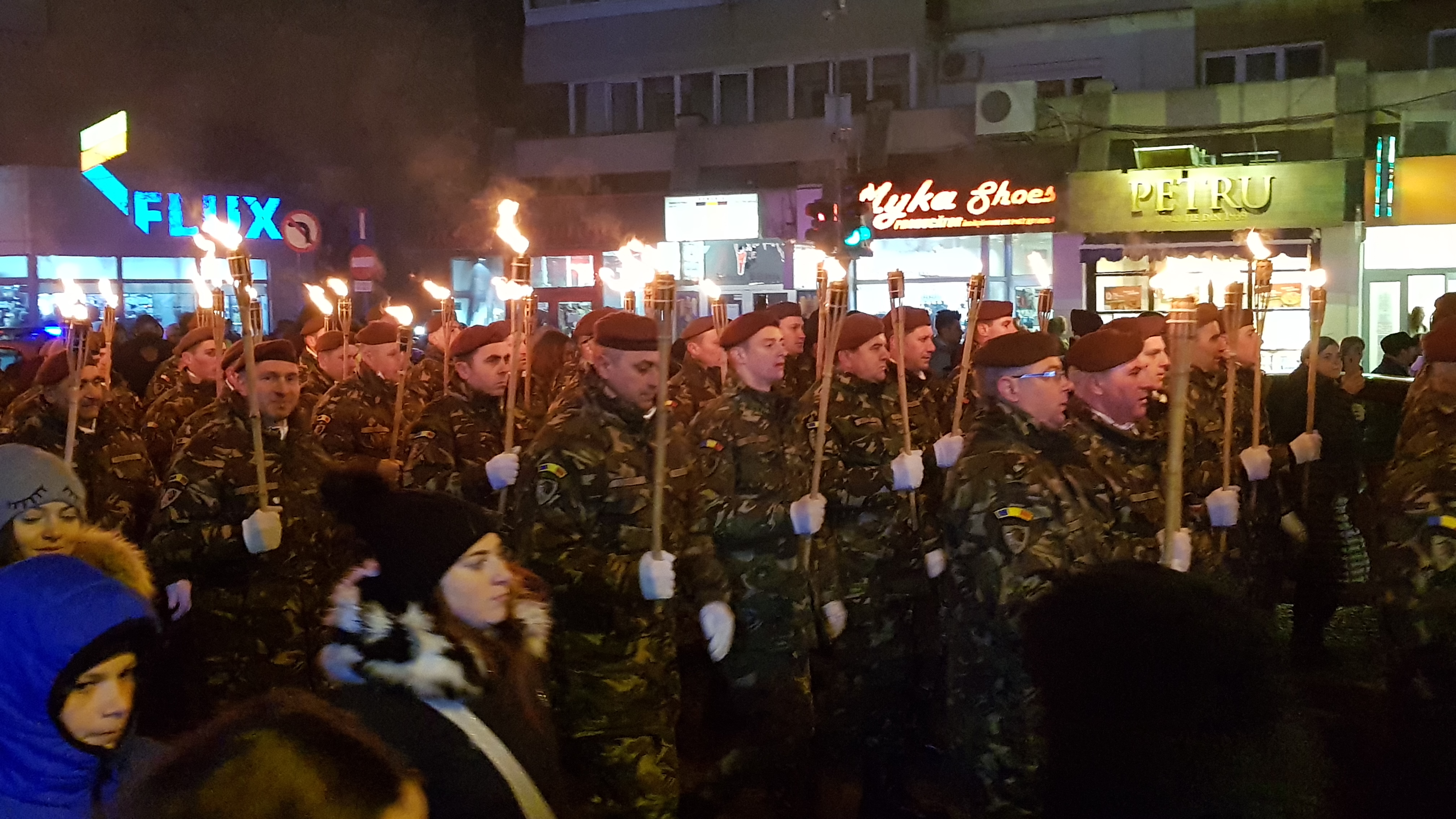 VIDEO&FOTO/ Sute de mii de luminițe multicolore s-au aprins în Iași. S-au deschis și cele două târguri de Crăciun