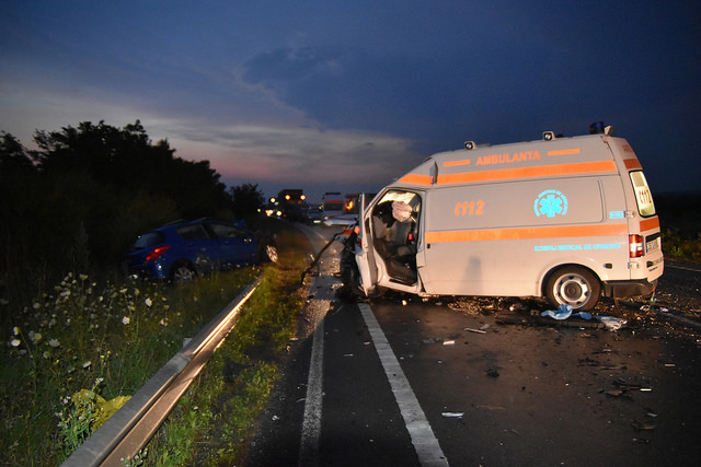 Accident violent cu ambulanța în apropiere de Caransebeș. Ambii șoferi au murit