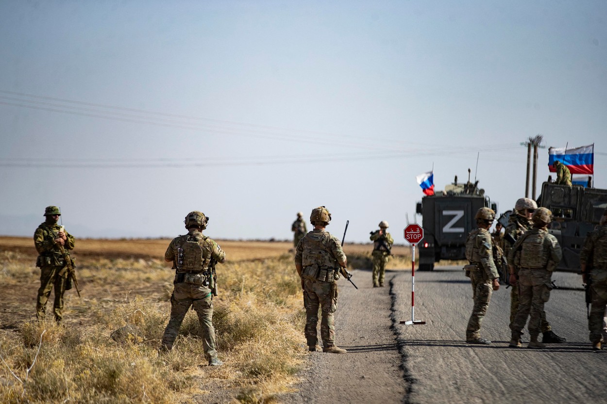 Un „rar moment" de simpatie între trupele ruse și americane din Siria: cum au fost surprinși soldații celor două țări pe un câmp petrolier