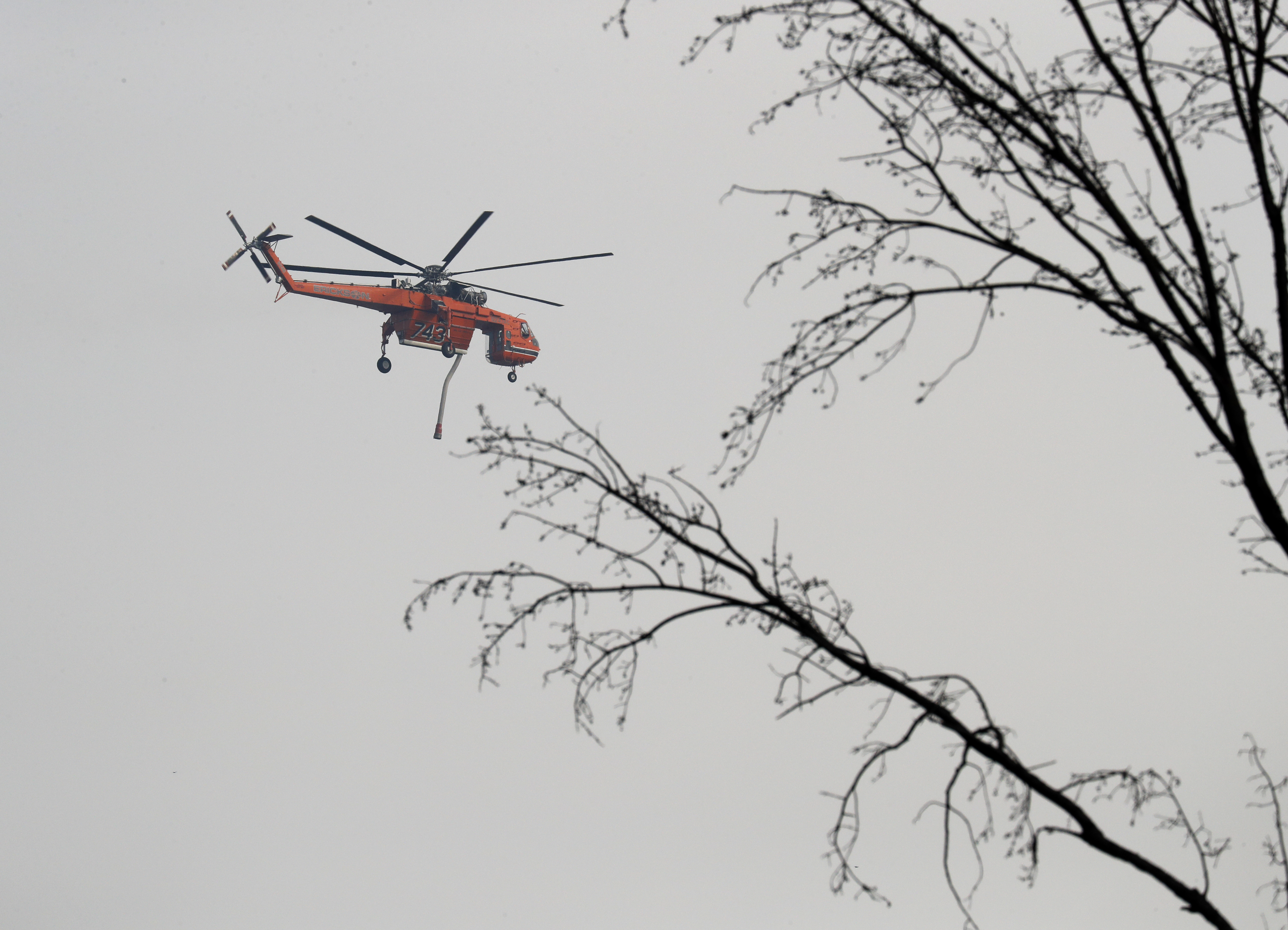 GALERIE FOTO| Incendii devastatoare în California. Cel puțin 23 de persoane au murit, mii de case și terenuri au fost distruse de foc