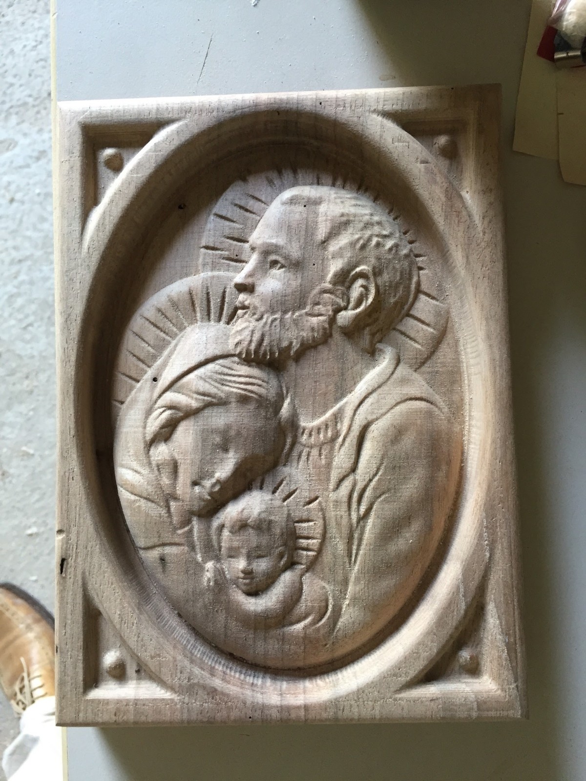 E șef de poliție și sculptează icoane. Nu cere bani pentru lucrările lui, le dăruiește colegilor de serviciu