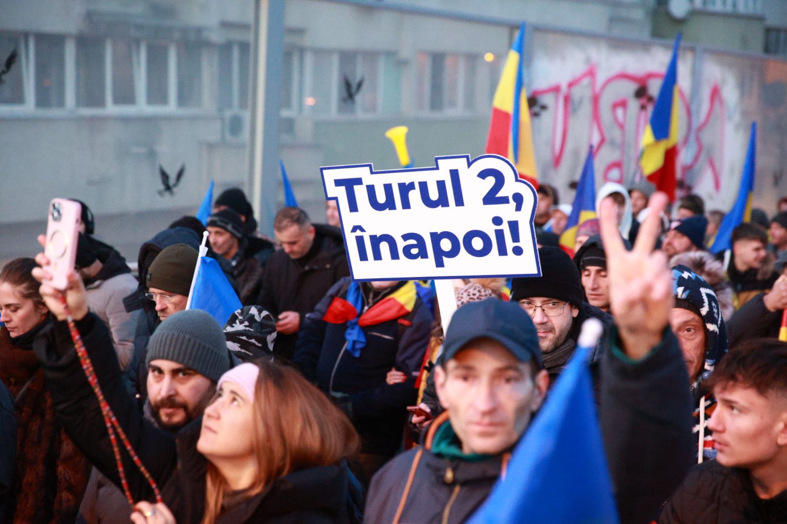 LIVE TEXT: Zeci de mii de oameni la protestul organizat de AUR în București. Mai mulți protestatari aveau asupra lor cuţite, bricege și substanţe interzise