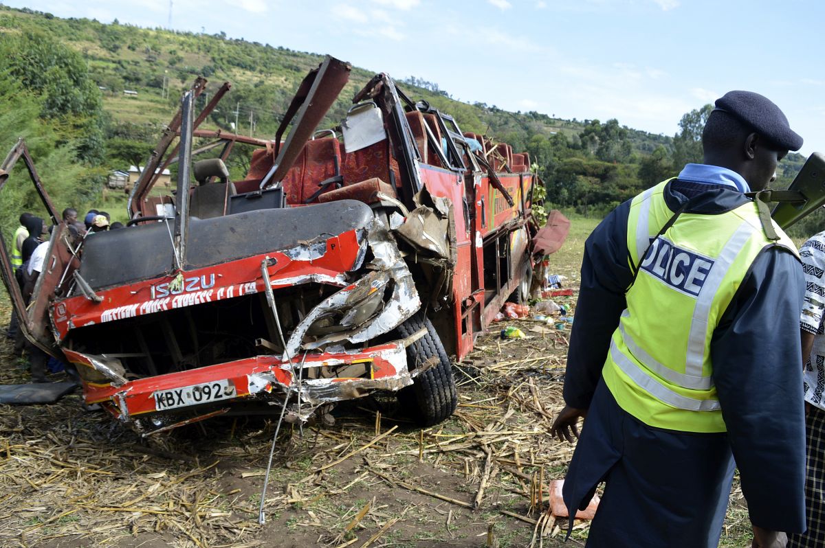 FOTO| Accident de autobuz soldat cu 50 de morți în Kenya