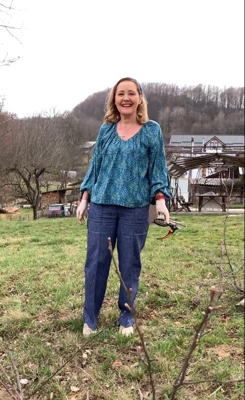 Imagini cu Elena Lasconi în grădina casei sale din Câmpulung Muscel. A dat cu sapa, a greblat, iar apoi a plantat flori de primăvară