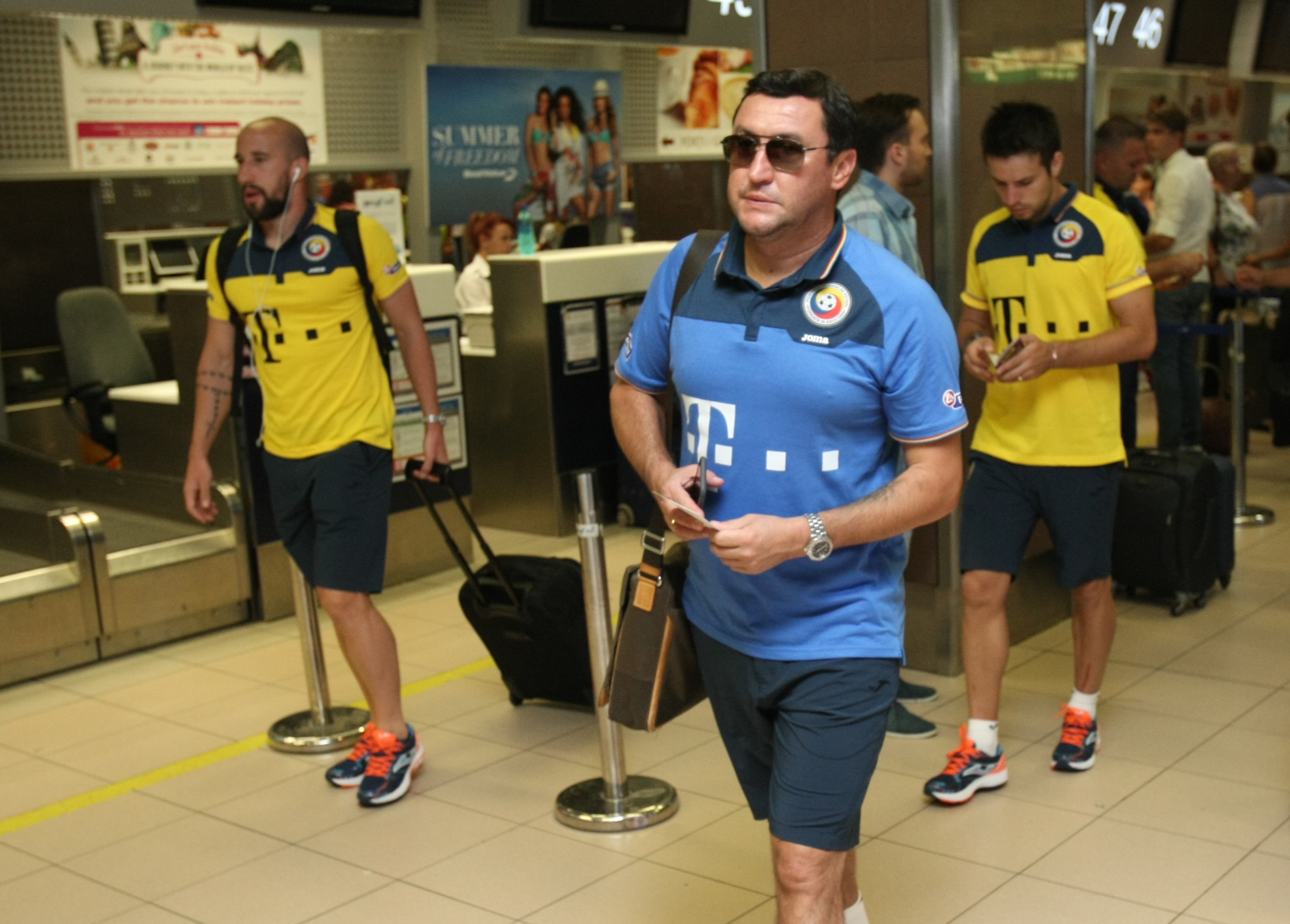 PRELIMINARIILE EURO 2016, UNGARIA - ROMÂNIA (vineri, ora 21.45, TVR 1) / Selecționerul Anghel Iordănescu a renunțat la supersitiții și ^a lăsat femei în avionul care i-a transportat pe tricolori la Budapesta, pentru mare meci cu rivalii istorici / GALERIE FOTO
