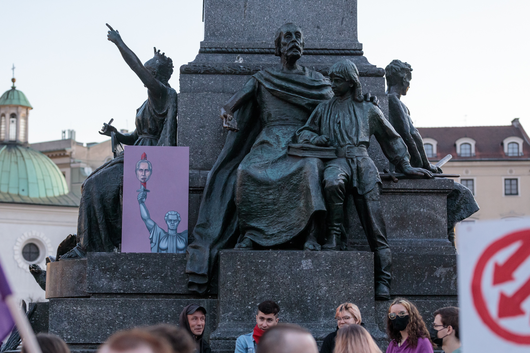 REPORTAJ. Considerați „hienele Europei” de presa rusă, care-i amenință, ca pe ucraineni, cu „denazificarea”, polonezii strigă „Ce-i cu cârpa din balcon?!” în fața steagului consulatului rus