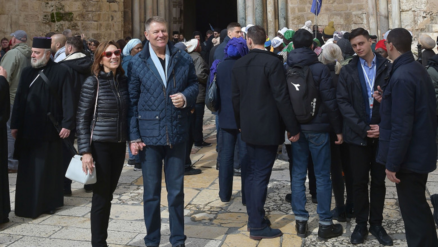 Maurice Munteanu, despre ținutele lui Iohannis în Africa: „Să apari în alb la safari pare ușor sfidător. Nu poți veni ca și cum ai fi Frank Sinatra”
